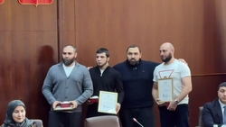 Дагестанцам, спасшим женщину и дитя из тонувшей машины, вручили часы Госдумы