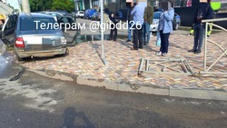 Водитель легковушки пытался избежать столкновения и сбил электроопору в Ставрополе