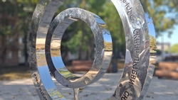 Жители Ессентуков качаются на арт-объекте с кольцами, как на качелях