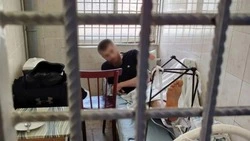 Обвиняемый в краже ставрополец хотел сбежать и, спрыгнув с окна, сломал ногу 