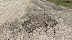 Разбитой дорогой на Ставрополье, на которую жалуются люди, займутся следователи