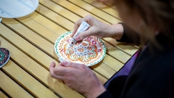 Участниц конкурса «Женщина года» научили расписывать посуду в Ставрополе 