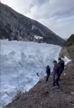 Снежная лавина отрезала дагестанское село от школ и больниц