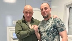 Пригожин навестил отравленного Алаудинова в госпитале и подарил ему кувалду ЧВК «Вагнер»