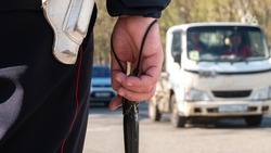 Экс-сотрудников ГИБДД на Ставрополье подозревают в получении взятки и превышении полномочий