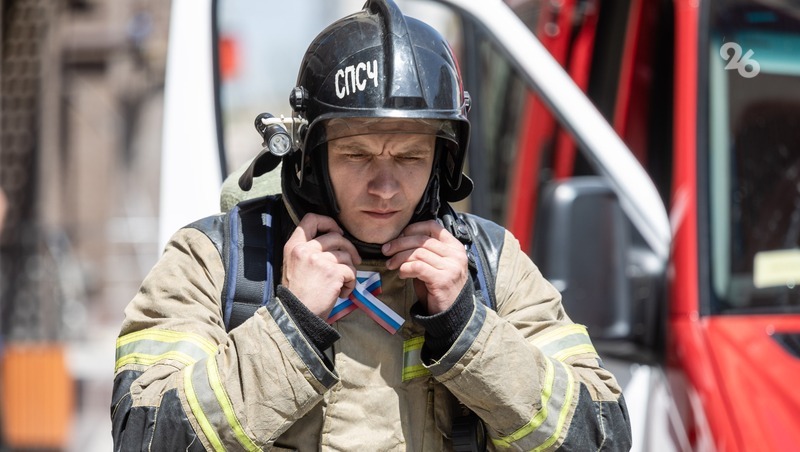 Жильцов многоэтажки эвакуируют из-за пожара на юге Ставрополя