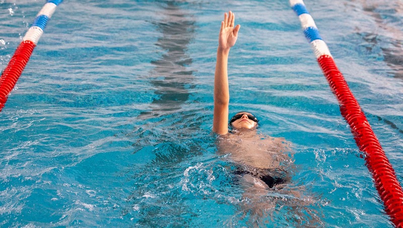 Более 200 спортсменов поучаствовали в краевых соревнованиях по плаванию в Будённовском округе