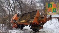 Упавший с моста грузовик коммунальщиков достали в Ставрополе 