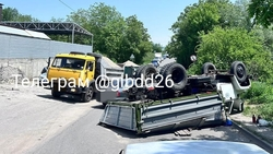 Грузовая «Газель» перевернулась, столкнувшись с легковушкой на Ставрополье