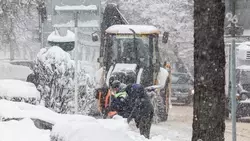 Около 70 снегоуборочных машин и 120 дорожников расчищают улицы Ставрополя от снега