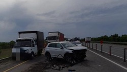 Грузовик с дорогими иномарками попал в ДТП на Ставрополье