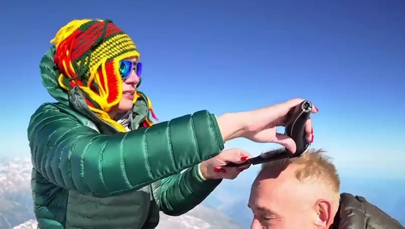Жительница Лермонтова подстригла мужчину на вершине Эльбруса