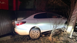 Начинающий водитель врезался в дерево и забор в Предгорном округе 