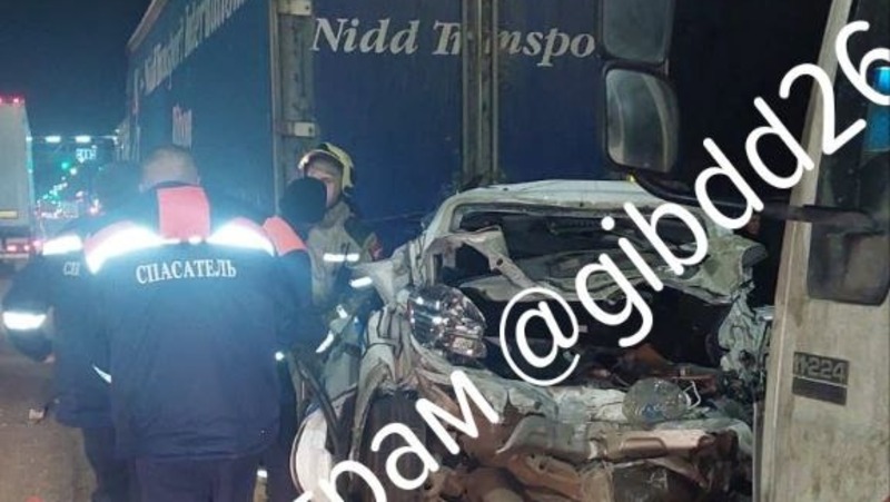 Водитель легковушки погиб в ДТП с двумя грузовиками в Минводах