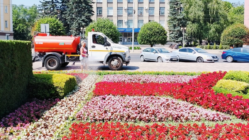 Интенсивность полива городских клумб увеличили в Ставрополе