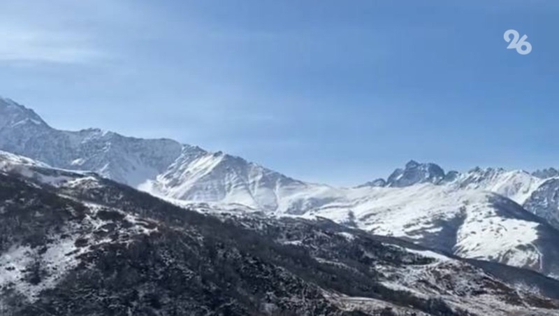 В горах Карачаево-Черкесии в снежную трещину провалился турист со Ставрополья