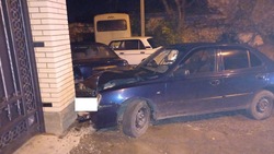 В Ставрополе пьяный водитель протаранил забор и стоящую возле дома машину