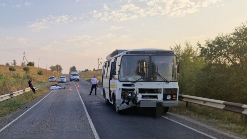 Мотоциклист бесправник погиб, столкнувшись с автобусом на трассе в Изобильненском округе
