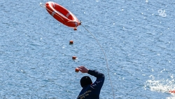 Выползать из воды на четвереньках во время шторма посоветовал россиянам спасатель