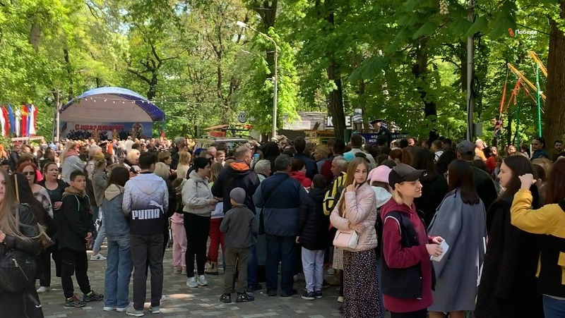 Десятки людей отведали солдатской каши в День Победы в парке Ставрополя