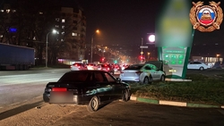 Иномарка врезалась в стелу автомойки на Чапаевском проезде в Ставрополе