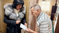 Глава Лермонтова передала поздравления президента России ветерану труда 
