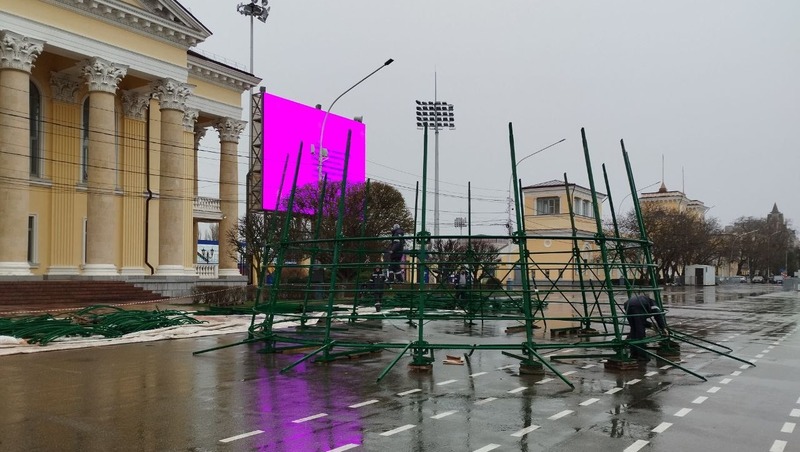 Главную новогоднюю ель Ставрополя устанавливают на центральной площади