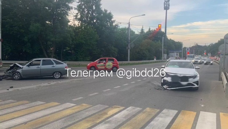 Столкнувшиеся в Ставрополе автомобили образовали огромную пробку