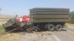 Водитель иномарки погиб в аварии с грузовиком на Ставрополье