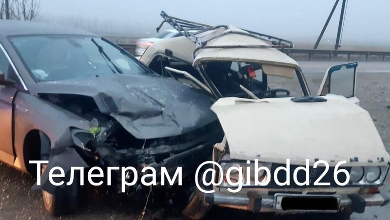 Водитель пострадал в лобовом столкновении на трассе Ставрополья