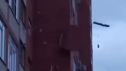 Жильцы дома с осыпавшейся облицовкой на юге Ставрополя предупреждали об аварийном состоянии здания 