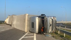 Уснувший за рулём грузовика водитель спровоцировал аварию на трассе Ставрополья