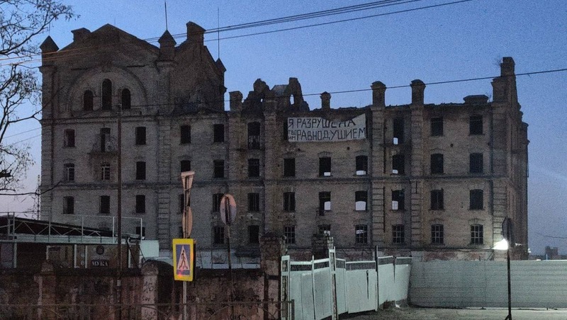 Неизвестные повесили плакат от имени разрушающейся мельницы Гулиева в Ставрополе