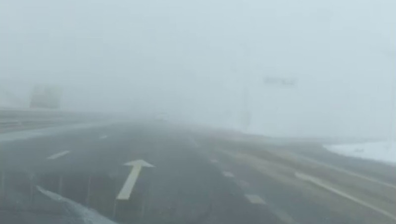Сильный туман и ветер осложняют движение на дорогах к Минераловодскому аэропорту