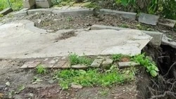 Грунт вблизи жилых домов в Минводах осыпался после обильных дождей 