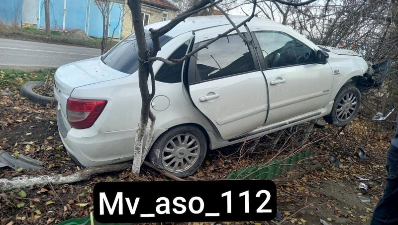 Водитель не справился с управлением и наехал на деревья в Минводах 