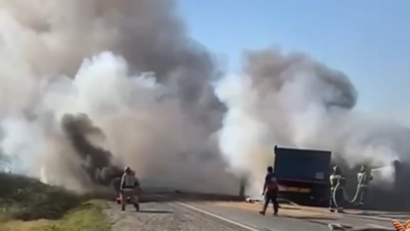 Грузовик и легковушка столкнулись и загорелись под Ставрополем