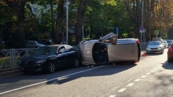 В Ставрополе иномарка врезалась в припаркованный автомобиль и перевернулась