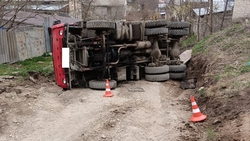 Водитель-бесправник на КамАЗе перевернулся в Кисловодске