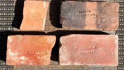 Брик-хантер со Ставрополья собрал коллекцию из 240 старинных кирпичей и черепицы