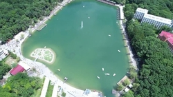 Дети взялись за руки и обняли озеро в Железноводске