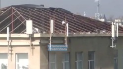 Ураганный ветер сорвал крышу со здания в Ставрополе