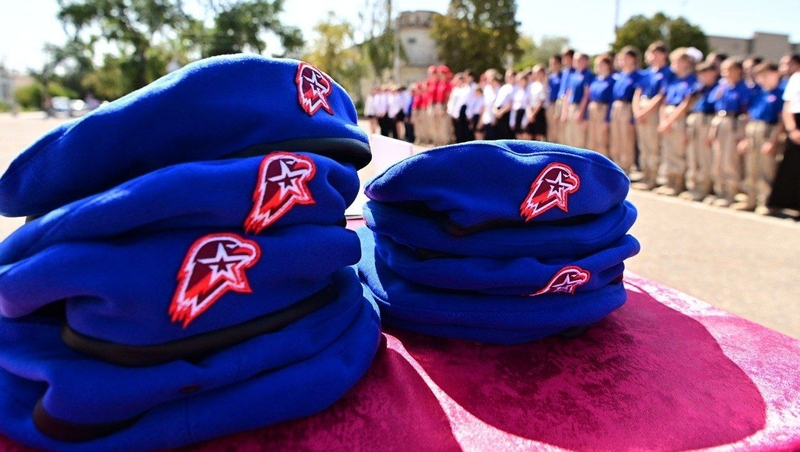 100 школьников вступили в ряды Юнармии в Будённовском округе