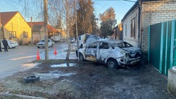 Водитель на ходу выпрыгнул из загоревшегося авто в Будённовске