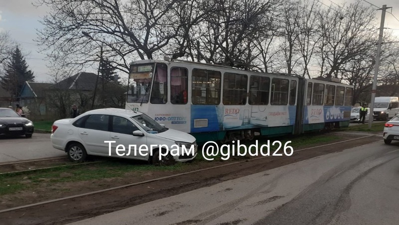 Трамвай и легковушка столкнулись в Пятигорске