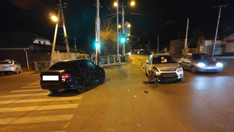 Женщина пострадала в аварии с двумя легковушками в Ставрополе