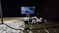 Водитель и пассажир иномарки пострадали, врезавшись в рекламный щит на Ставрополье