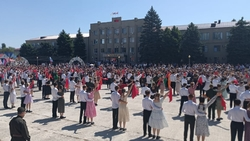 «Вальс Победы» в Советском округе исполнили 150 пар