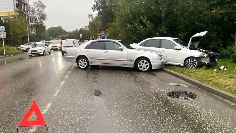 Девушка на иномарке устроила ДТП, выезжая со двора в станице на Ставрополье