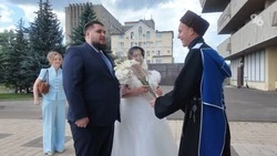 «Мы хотим, чтобы любили до конца»: ставропольские казаки вручили букеты ромашек молодожёнам